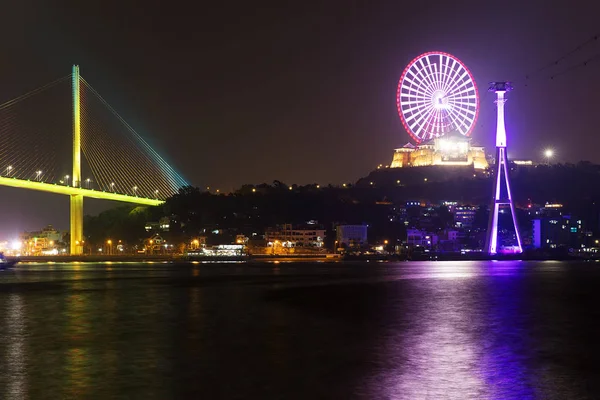 下龙湾夜间灯光 — 图库照片