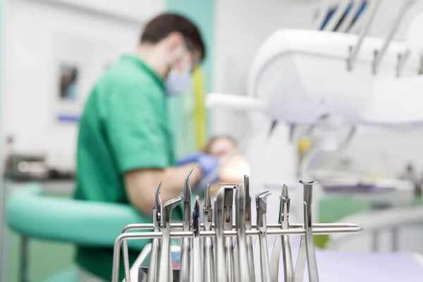 Paciente con dientes examinados por un dentista —  Fotos de Stock