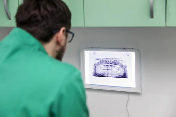 Dentist analyzing x-ray — Stock Photo, Image
