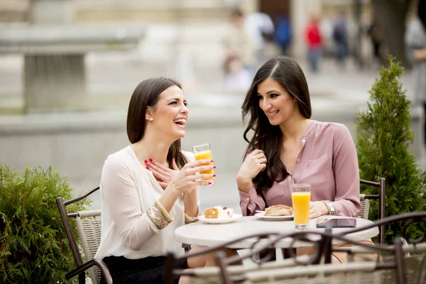 Mujeres amigas charlando en la cafetería — Foto de Stock