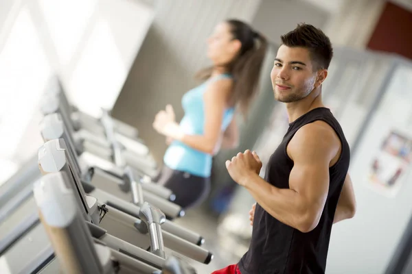 Allenamento di giovani coppie in palestra — Foto Stock