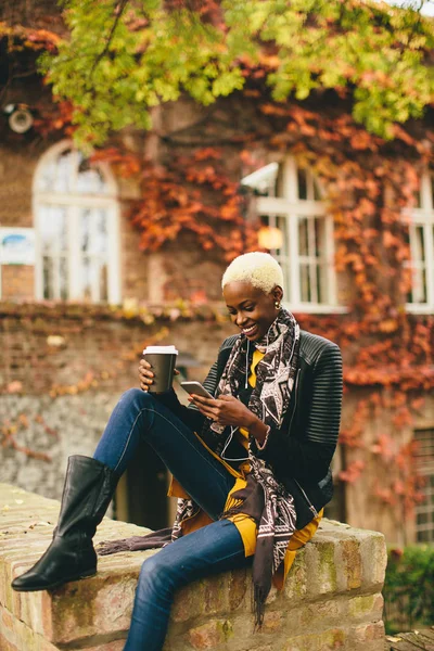 전화 현대 아프리카계 미국인 여자 — 스톡 사진