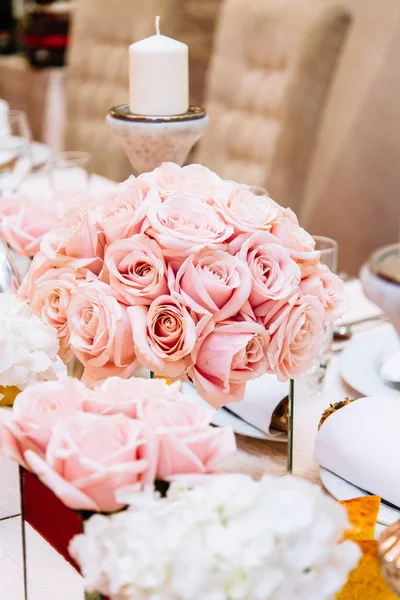 Luxuriously decorated wedding table — Stock Photo, Image