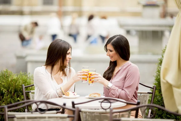 Друзья-женщины общаются в кафе — стоковое фото