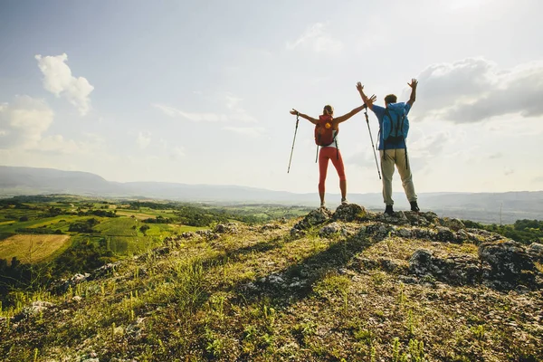 Genç bir çift dağda hiking — Stok fotoğraf