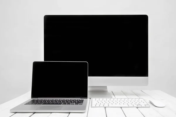 Computer monitor with blank screen — Stock Photo, Image