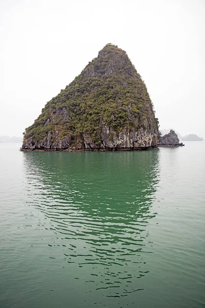Ha long Bay in Vietnam — Stockfoto