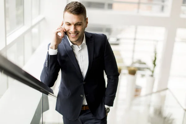 Zakenman met smartphone in het kantoor — Stockfoto