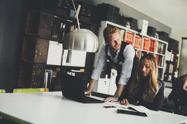 Persone che lavorano in ufficio — Foto Stock