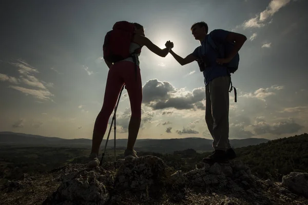 Pasangan muda hiking di gunung — Stok Foto
