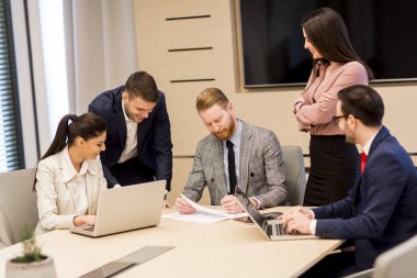 Ofisteki bir toplantıda iş adamları