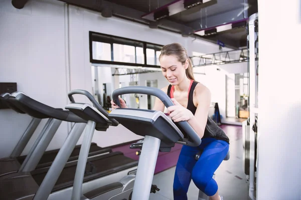 Woman exercising in the gym — Stock Photo, Image