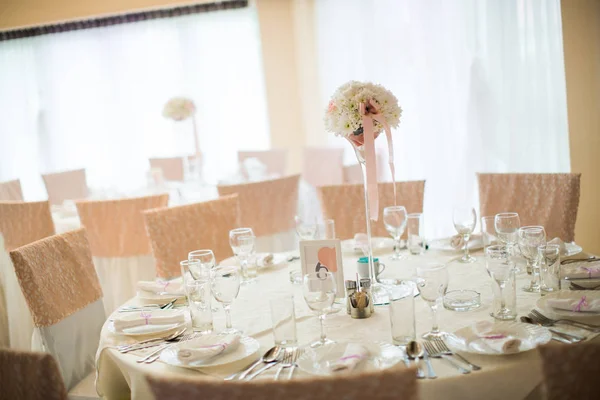 Flower wedding decoration on the table — Stock Photo, Image