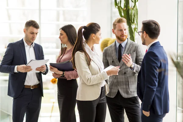 Affärsmän i ett möte på kontoret — Stockfoto