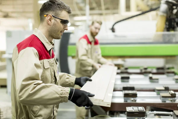 Unga arbetare i en fabrik — Stockfoto