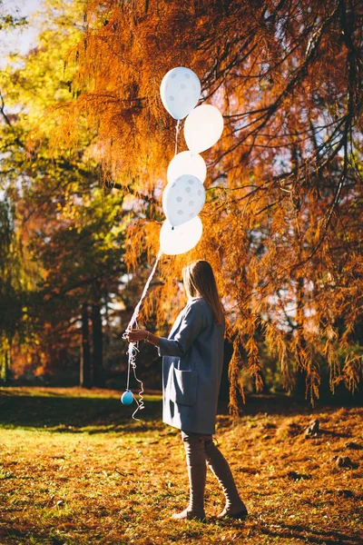 Donna incinta con palloncini nella foresta — Foto Stock