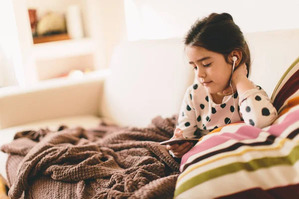 Niña escucha música en el teléfono —  Fotos de Stock