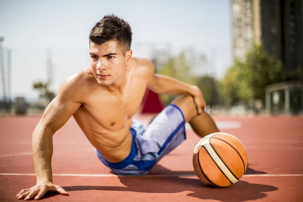 Man rust uit spelen basketbal — Stockfoto