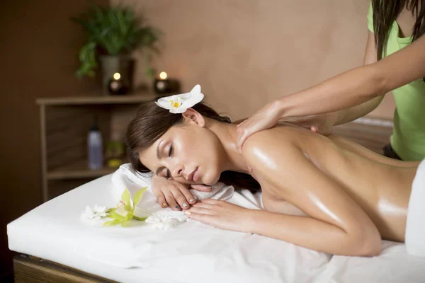 Mulher fazendo uma massagem de chocolate quente — Fotografia de Stock