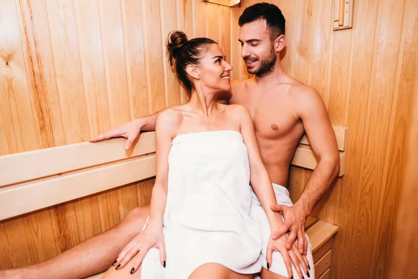 Pareja relajándose en la sauna — Foto de Stock