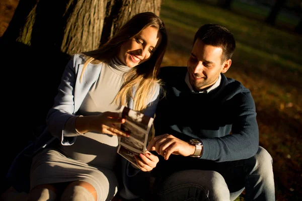 Casal feliz no parque de outono — Fotografia de Stock