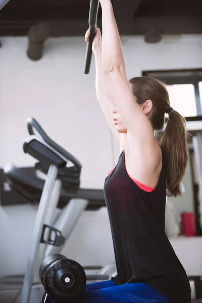 Frau macht Übungen mit Gewichten — Stockfoto