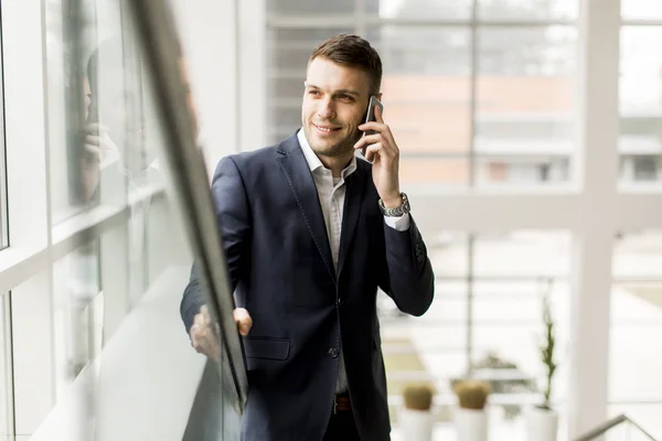 Uomo d'affari con smartphone in ufficio — Foto Stock