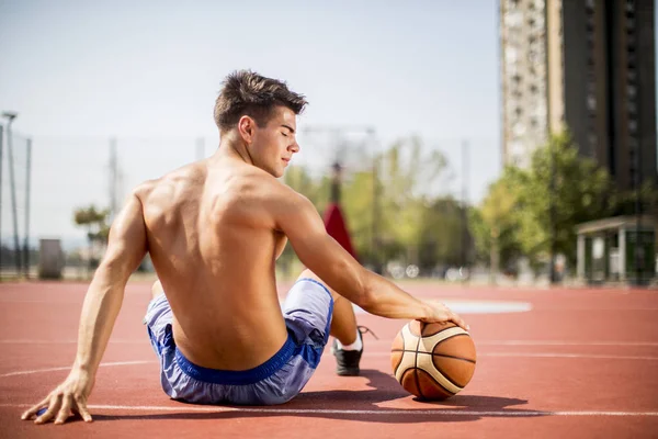 Homem descansando de jogar basquete — Fotografia de Stock