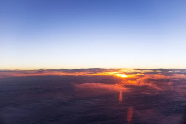 Sonnenuntergang oder Sonnenaufgang aus dem Flugzeug — Stockfoto