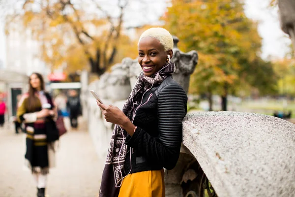 Σύγχρονη αφρικανική αμερικανική γυναίκα με τηλέφωνο — Φωτογραφία Αρχείου