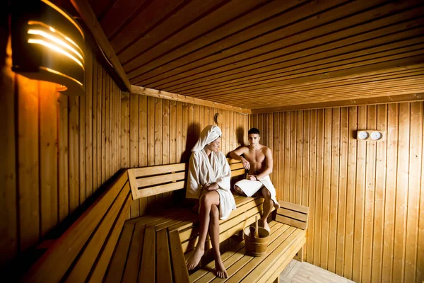 Junges Paar in der Sauna — Stockfoto