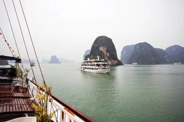 Halong Körfezindeki Adalar