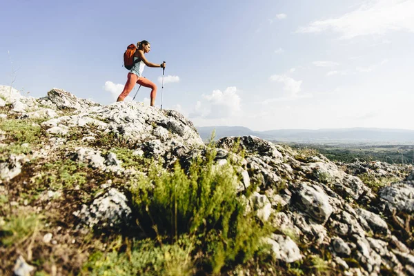 Woman hiking in the mountains — Stock Photo, Image