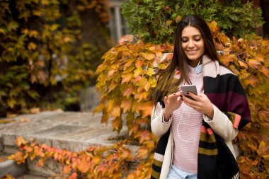 Telefon ve açık kahve kadın ile
