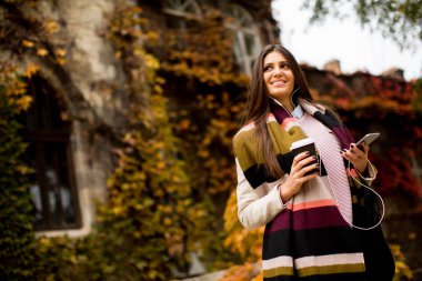 Telefon ve açık kahve kadın ile