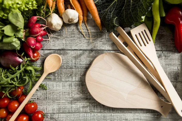 Ingredientes alimentarios en la mesa de madera —  Fotos de Stock