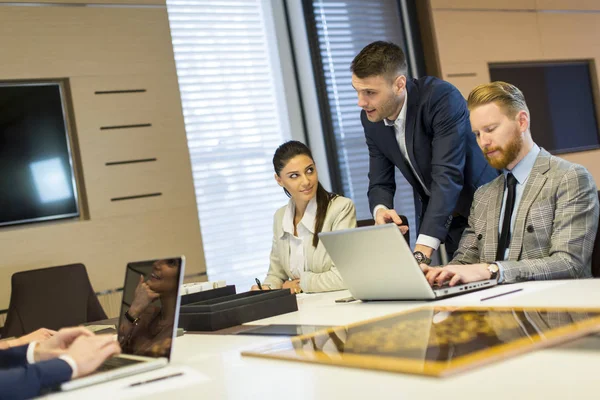 Socios comerciales en oficinas modernas — Foto de Stock