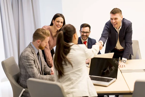 Gente de negocios en una reunión en la oficina — Foto de Stock