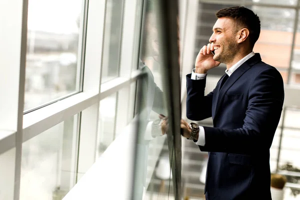 Homme d'affaires avec smartphone au bureau — Photo