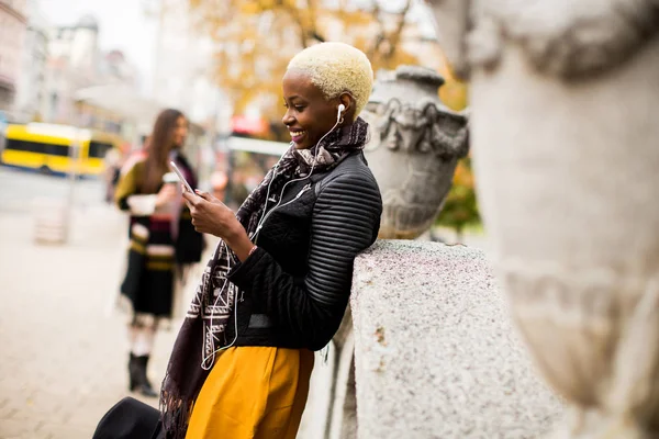 Moderna mujer afroamericana con teléfono — Foto de Stock