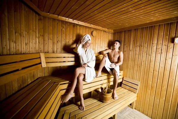 Junges Paar in der Sauna — Stockfoto