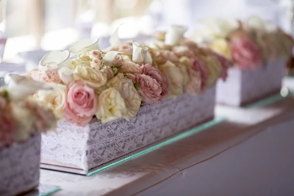 Décoration de mariage de fleurs sur la table — Photo