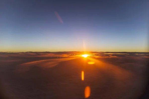 Sonnenuntergang oder Sonnenaufgang aus dem Flugzeug — Stockfoto