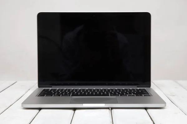 Laptop med tom skärm — Stockfoto