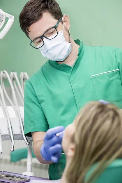 Dentist with patient in dentist office — Stock Photo, Image