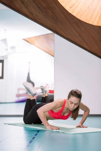 Woman doing exercises in gym — Stock Photo, Image