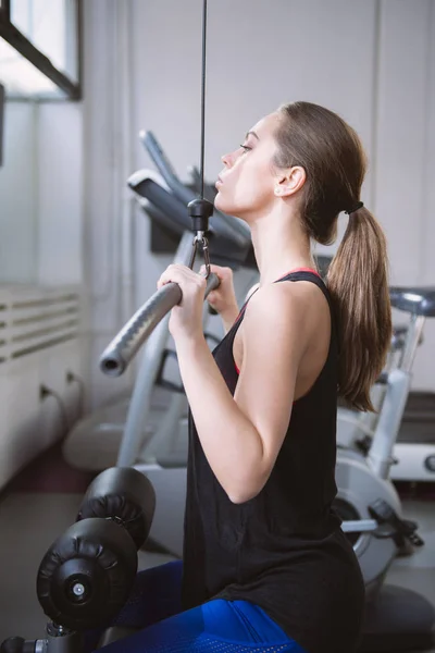 Женщина делает упражнения в спортзале — стоковое фото
