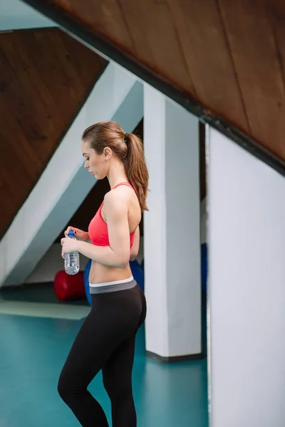 Женщина делает упражнения в спортзале — стоковое фото