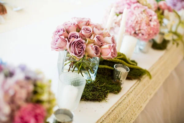 Blumenhochzeitsdekoration auf dem Tisch — Stockfoto