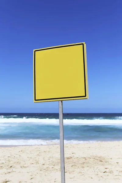 Segno di spiaggia dal mare — Foto Stock